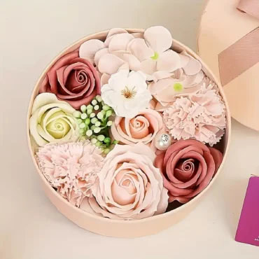 Очарователна Ароматизирана Кутия с Изкуствени Рози и Карамфили